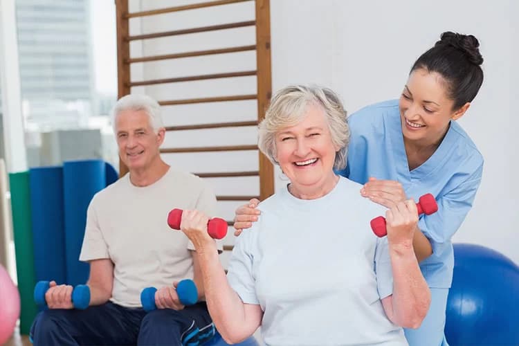Fisioterapia geriátrica para adultos mayores en Costa Rica - Ejercicios de movilidad y equilibrio