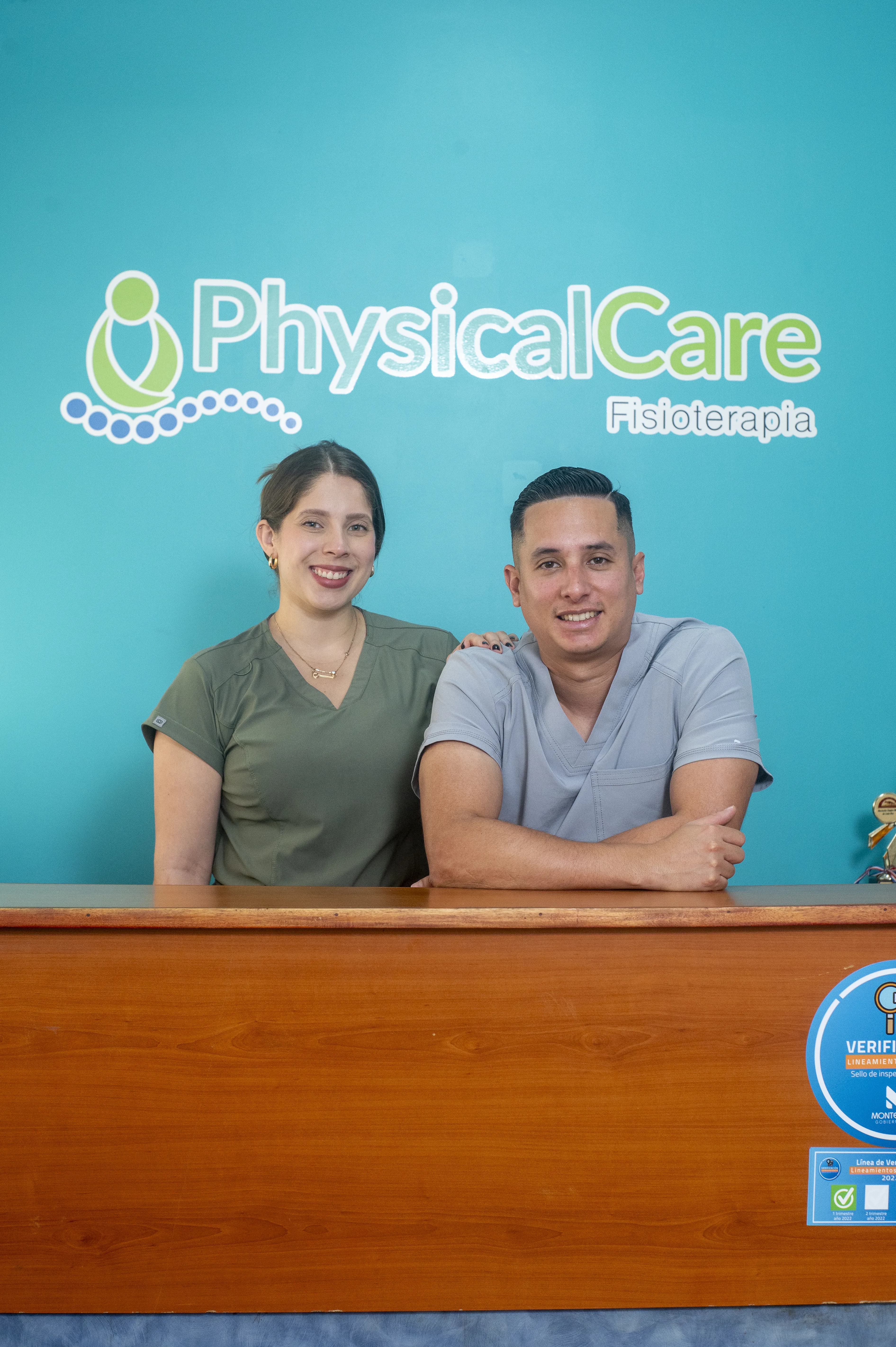 Equipo profesional de fisioterapia en sesión de rehabilitación
