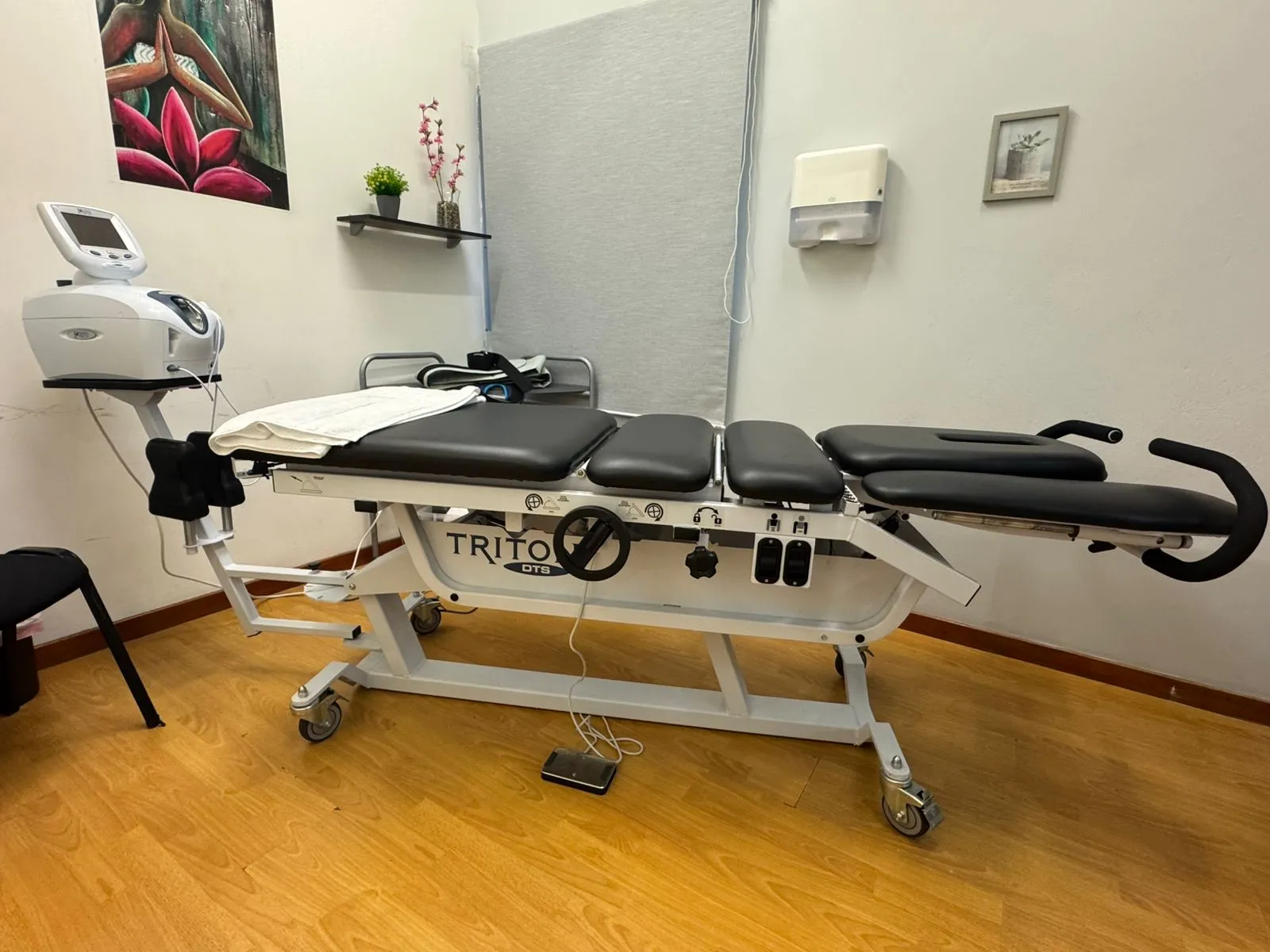 Camilla de tracción vertebral para tratamiento de hernias discales y dolor lumbar en Physical Care Costa Rica